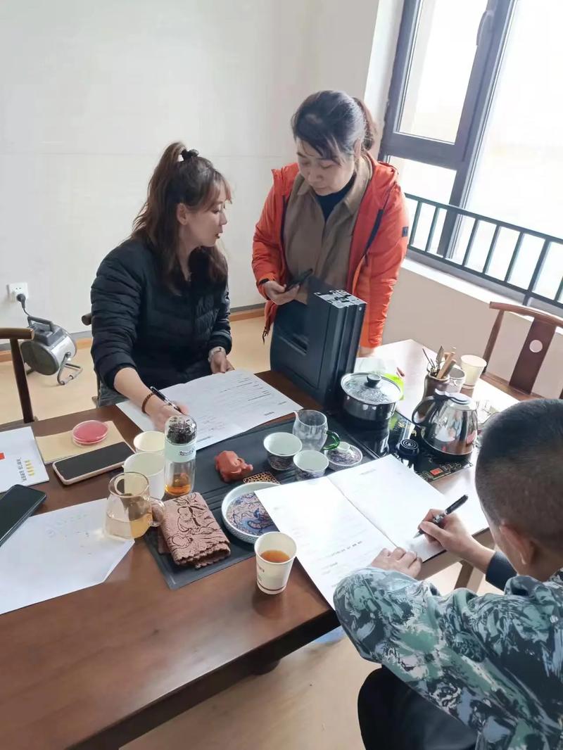 下雨天也抵挡不住业主来看窗户,全款已下单,感谢业主的认可[握 - 抖音